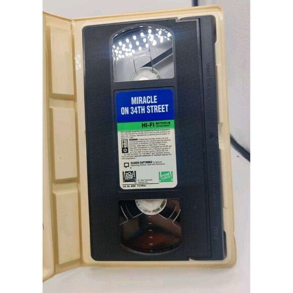 Miracle On 34th Street VHS Lot Of 2 Both Versions 1947 & 1995 Original & Remake - Picture 6 of 13